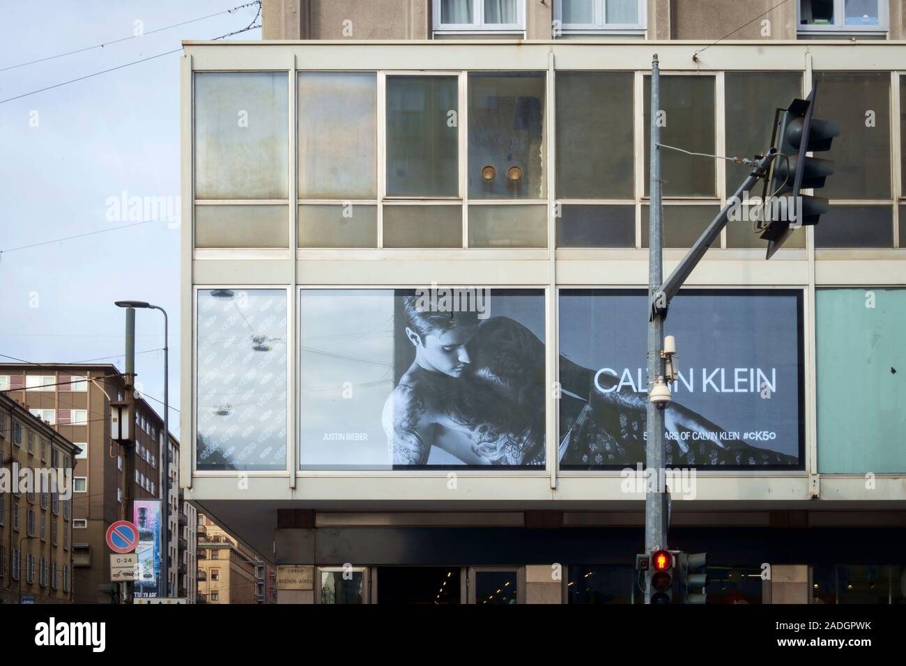 Milán, Italia, en diciembre de 2019. Calvin Klein tienda boutique en una calle principal de la ciudad. Foto de stock