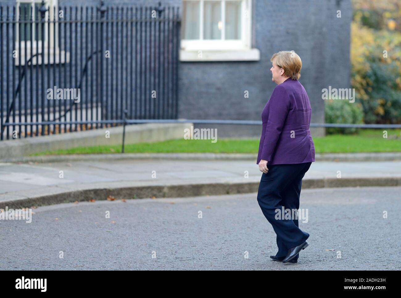La canciller alemana, Angela Merkel, de llegar a Downing Street durante una reunión de los dirigentes de la OTAN, 3 dic 2019 Foto de stock