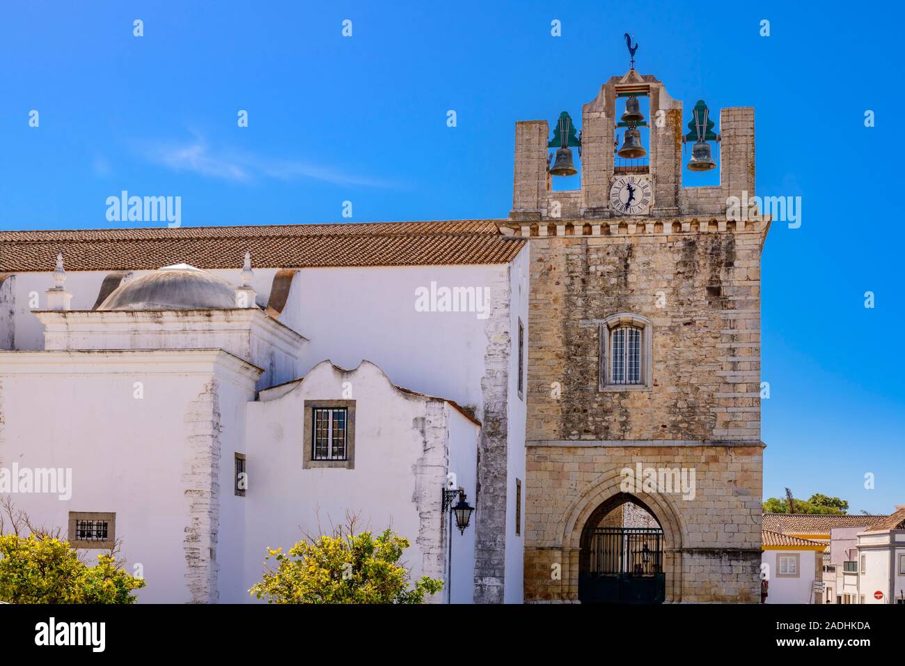 09.24.2019 Algarve Portugal. El campanario de la Catedral de Faro, la Igreja de Santa Maria. Este Faro, Algarve Foto de stock