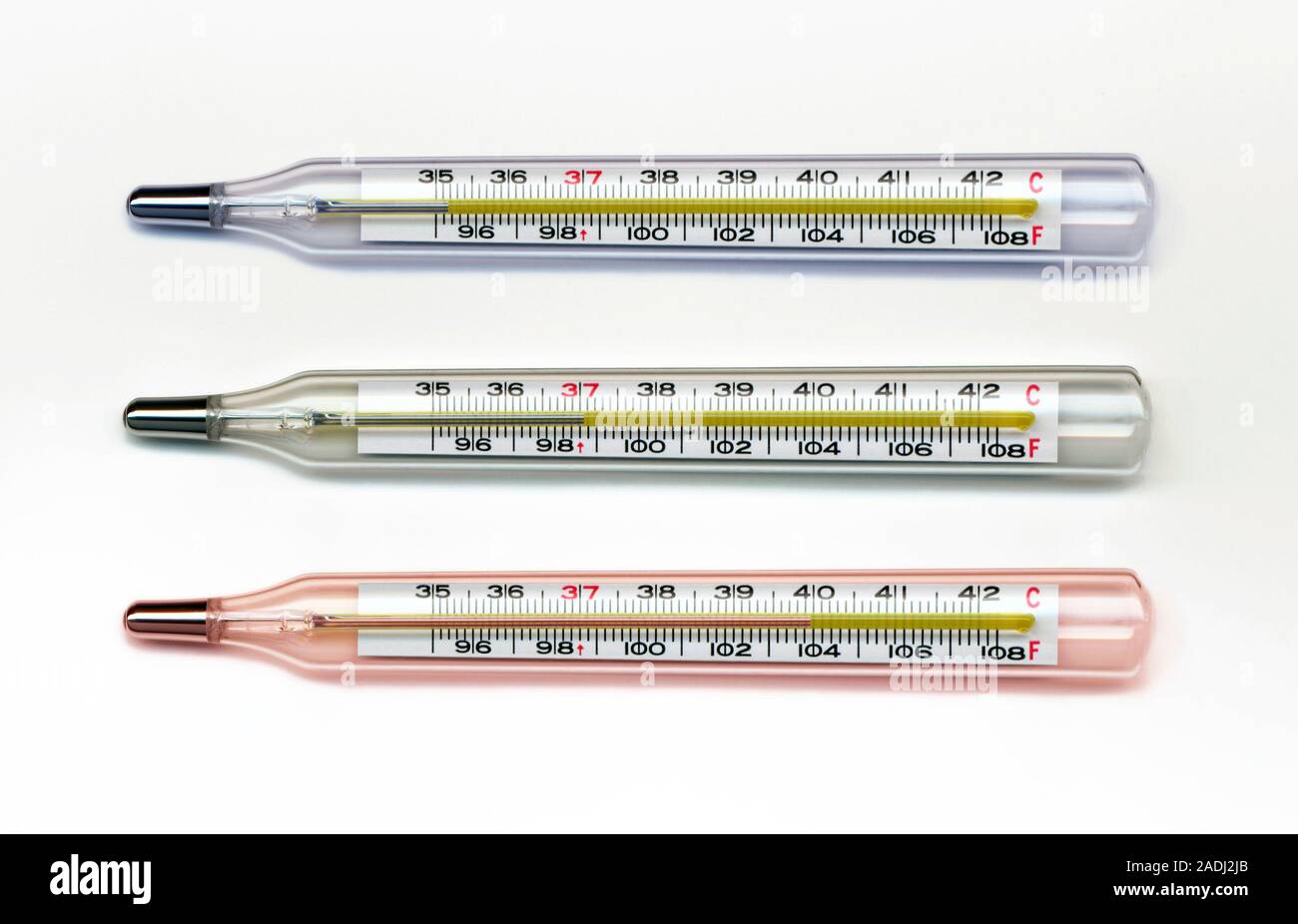 Termómetros. Tres termómetros clínicos cada uno con una escala en grados  Celsius y Fahrenheit. Cada termómetro muestra una temperatura diferente rea  Fotografía de stock - Alamy
