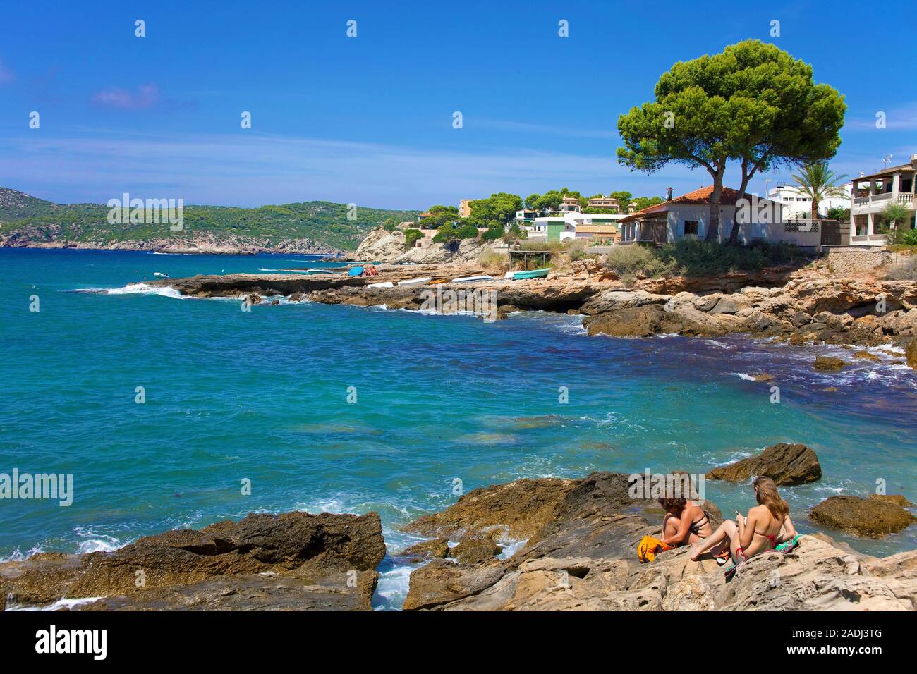 La gente en la playa rocosa, San Telmo, Mallorca, Islas Baleares, España Foto de stock
