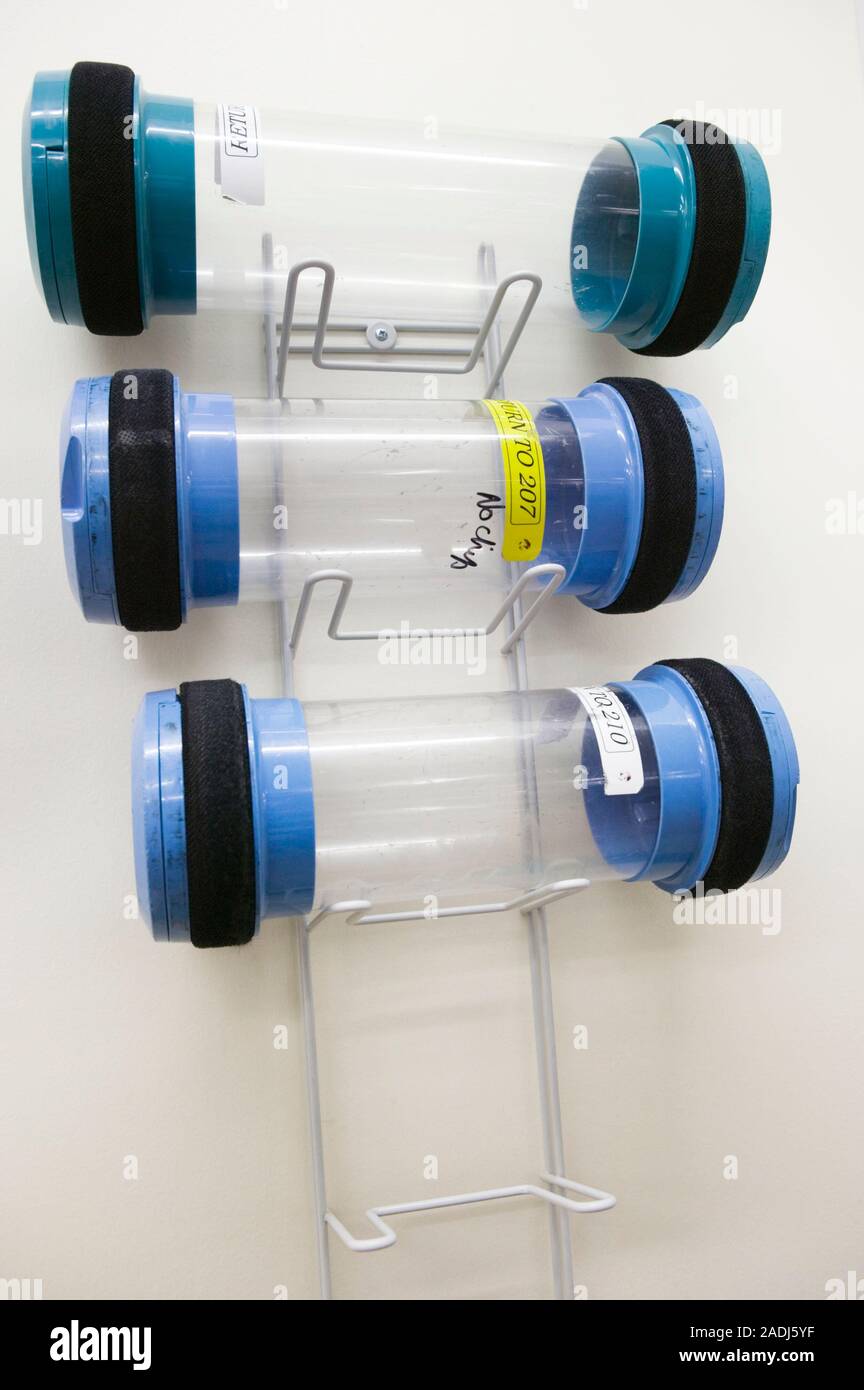 Cápsulas de tubo neumático en un rack. Las cápsulas se utilizan para  transportar droga, documentos o muestras a través de un hospital de tubo  neumático sistema de entrega. La s Fotografía de