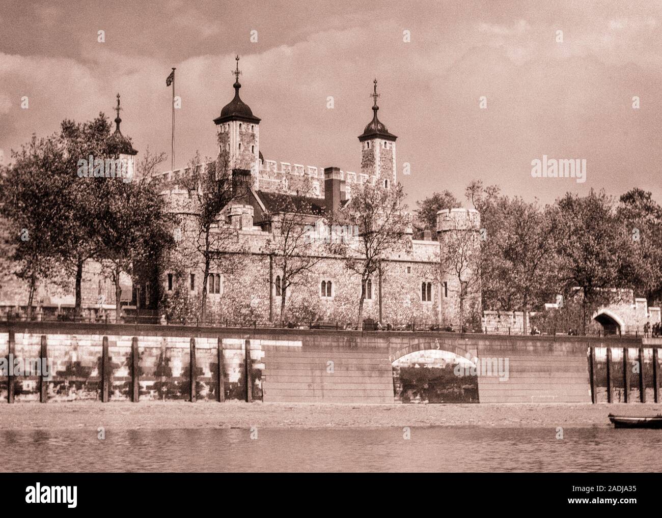 1930 Torre de Londres Inglaterra construido en 1078 por Guillermo el Conquistador fortaleza en la ribera norte del río Támesis de Londres, Inglaterra - r7661 HAR001 HARS CONCEPTO CONCEPTUAL REFUGIO ESTRUCTURAS EDIFICIO edificio de piedra de la fortaleza construida conceptos simbólicos opresión atracción turística, la Torre de Londres EN BLANCO Y NEGRO CONQUISTADOR GRAN BRETAÑA HAR001 atracción icónica representación ANTIGUA UNESCO THAMES REINO UNIDO WILLIAM Foto de stock