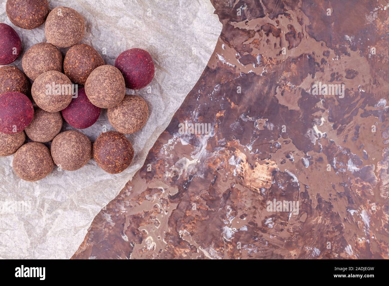 Cacao Vegana cruda energía casera bolas en Papel Artesanal sobre fondo marrón Foto de stock