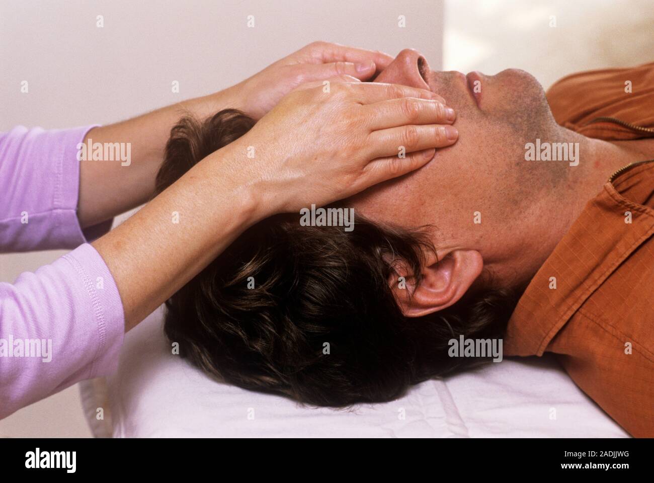 Curación Reiki. Sanador de Reiki el tratamiento de un paciente. Ella está  utilizando sus manos para canalizar la energía curativa de su cuerpo a la  del cliente. Esto es believ Fotografía de