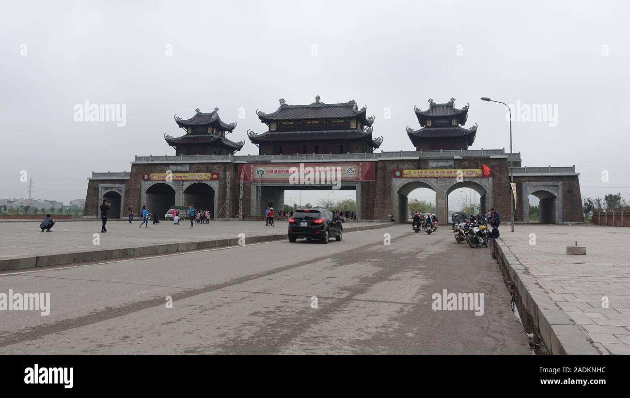 La entrada al Templo Dinh Bai espiritual y cultural complejo cerca de Ninh Binh Vietnam Foto de stock