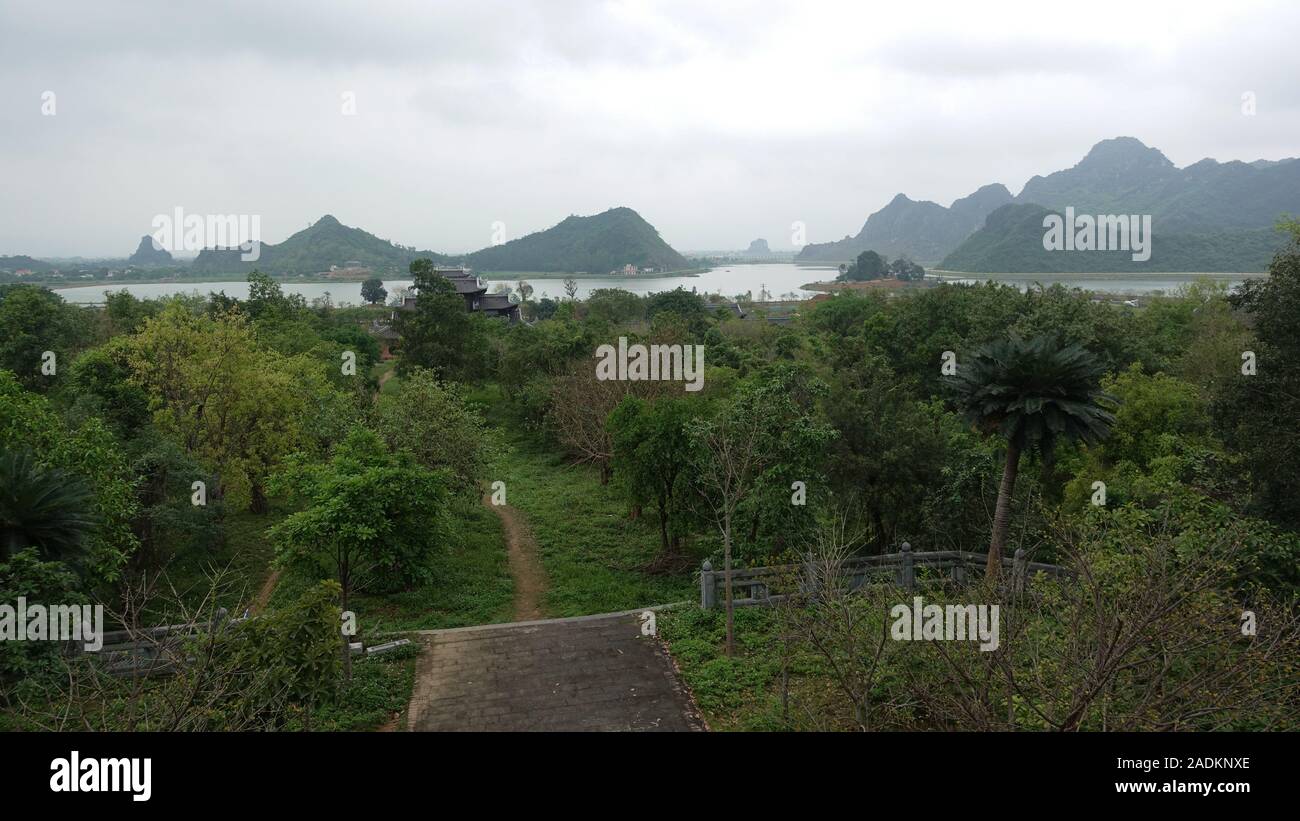 Una vista de árboles y montañas desde Bai Dinh templo espiritual y cultural complejo cerca de Ninh Binh Vietnam Foto de stock
