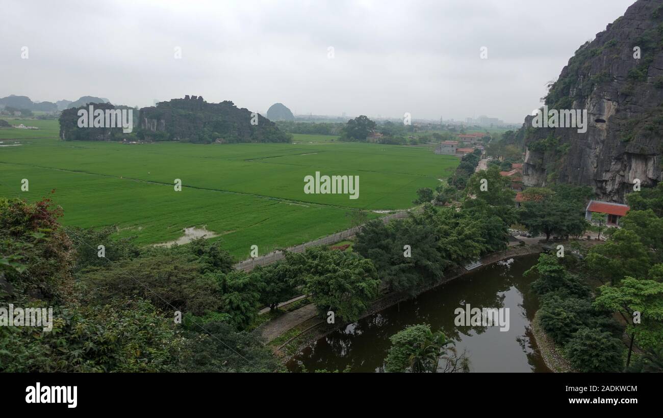 Una vista de los campos de arroz y montañas a Tam Coc, Ninh Binh, Vietnam Foto de stock