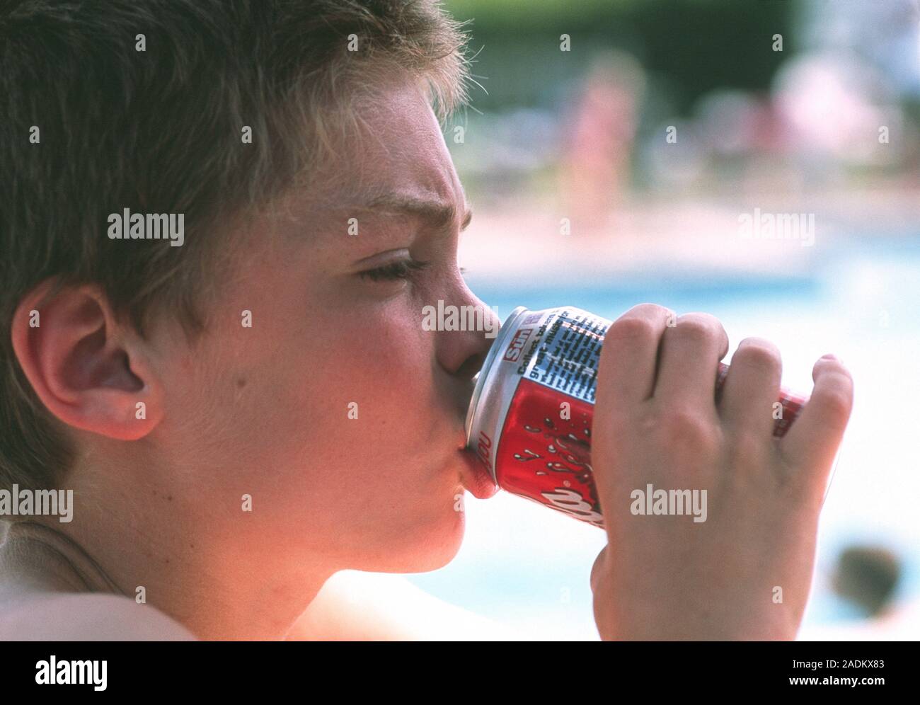 Beber un refresco. 7añoviejo muchacho bebiendo de una lata de