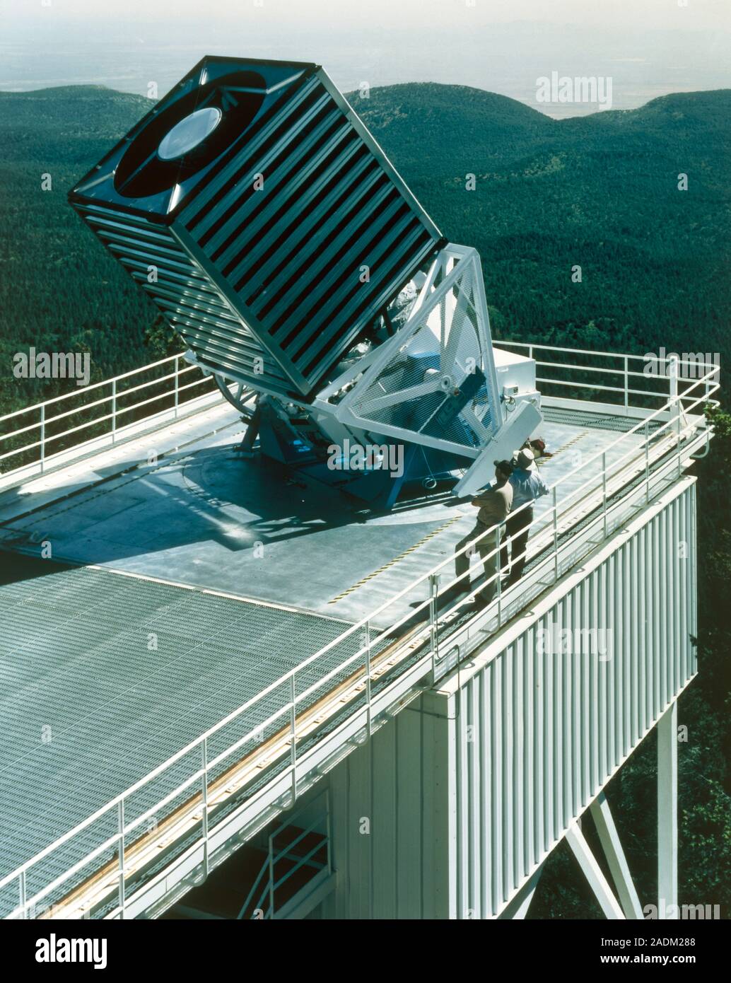 Telescopio SDSS. Vista del telescopio principal del Sloan Digital Sky  Survey (SDSS). El telescopio está situado en el Apache Point Observatory,  Sacramen Fotografía de stock - Alamy