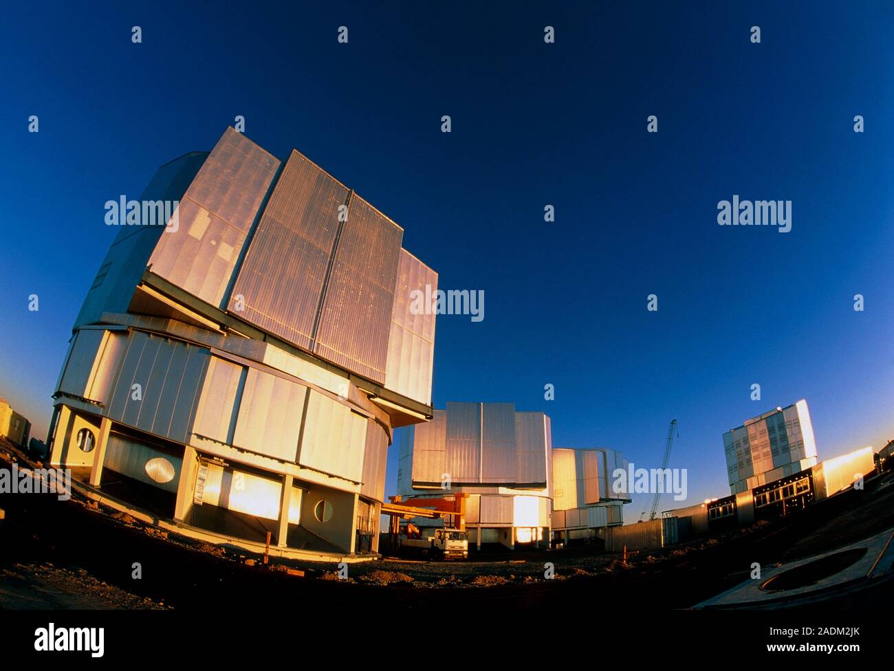 Telescopio Muy Grande (VLT) del Observatorio Europeo Austral (ESO) en Cerro  Paranal en Chile. El VLT comprende cuatro 8,2 metros de espejo telesc  Fotografía de stock - Alamy