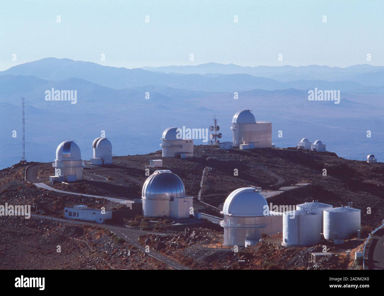 La Silla telescopio domos. El Observatorio Europeo Austral (ESO) sitio en  la Silla, Chile, tiene que observar con telescopios ópticos, infrarrojos y  rad Fotografía de stock - Alamy