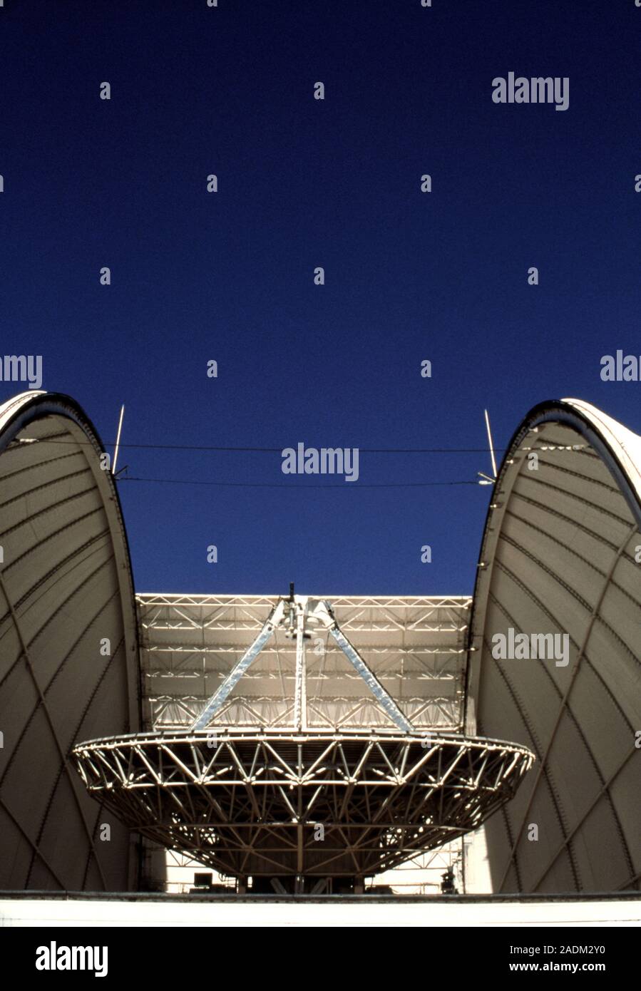 12 metros del telescopio de microondas. Vista de la antena y la cúpula  abierta del telescopio de microondas de 12 metros del Observatorio Nacional  de Kitt Peak, Arizona, EE.UU. T Fotografía de