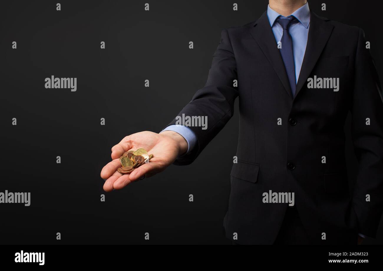 Hombre de negocios con traje con dinero en sus manos Foto de stock