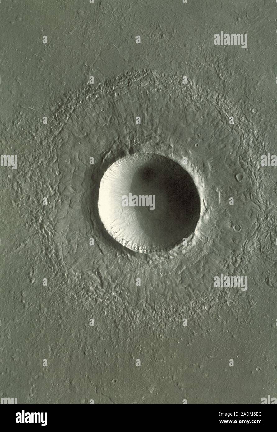 Cráter marciano. La Mars Global Surveyor (MGS) imagen de un cráter de  impacto en Marte. Este cráter se encuentra en una región conocida como  Elysium Planitia. Un anillo de ej Fotografía de