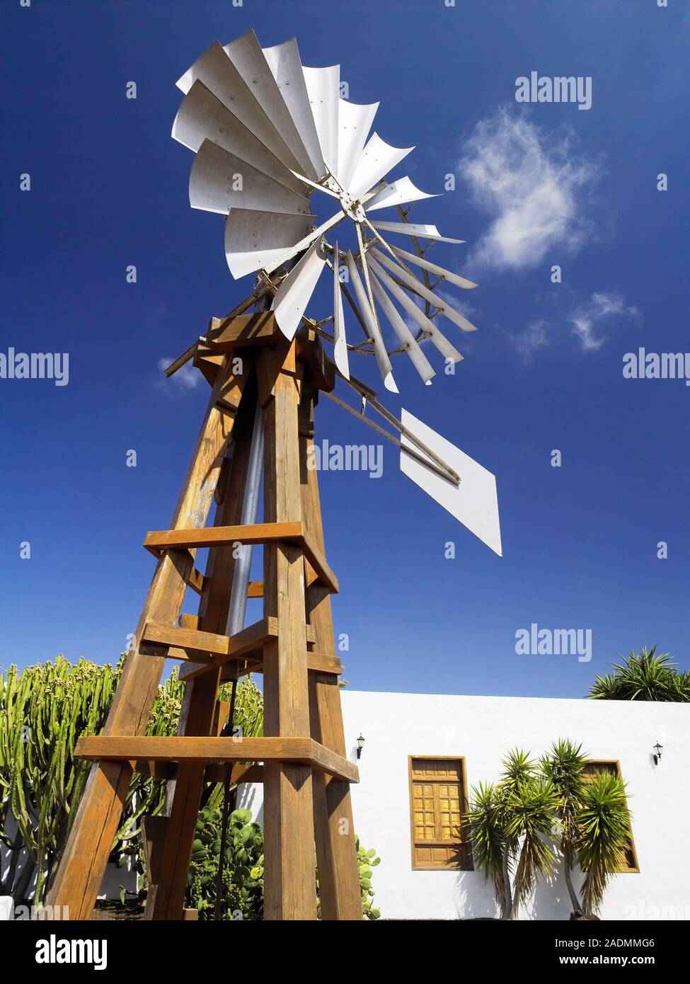 El molino de viento. Este es un pequeño molino de viento, montado sobre un  soporte. Las velas están diseñadas para girar en el viento y proporcionan  energía. Los pequeños molinos de viento