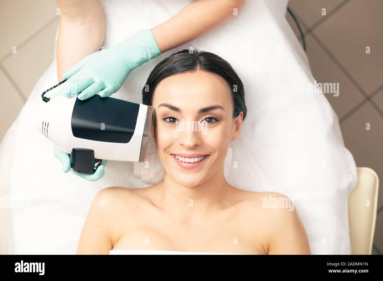 Vista Superior De Emocionados Mujer Y Analisis De La Piel Cerca De La Cara De La Camara Fotografia De Stock Alamy