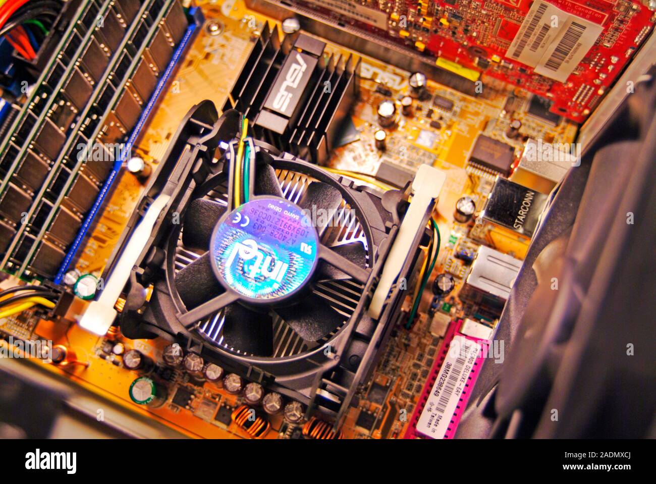 Placa de circuitos de computadora. Esta es la tarjeta madre, la tarjeta de  circuito impreso principal control de un ordenador. La imagen está dominada  por el ventilador de enfriamiento (descenso centr Fotografía