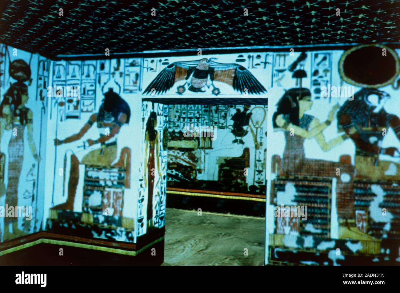 Turismo Virtual Nefertari tumba. Pantalla de realidad virtual de una