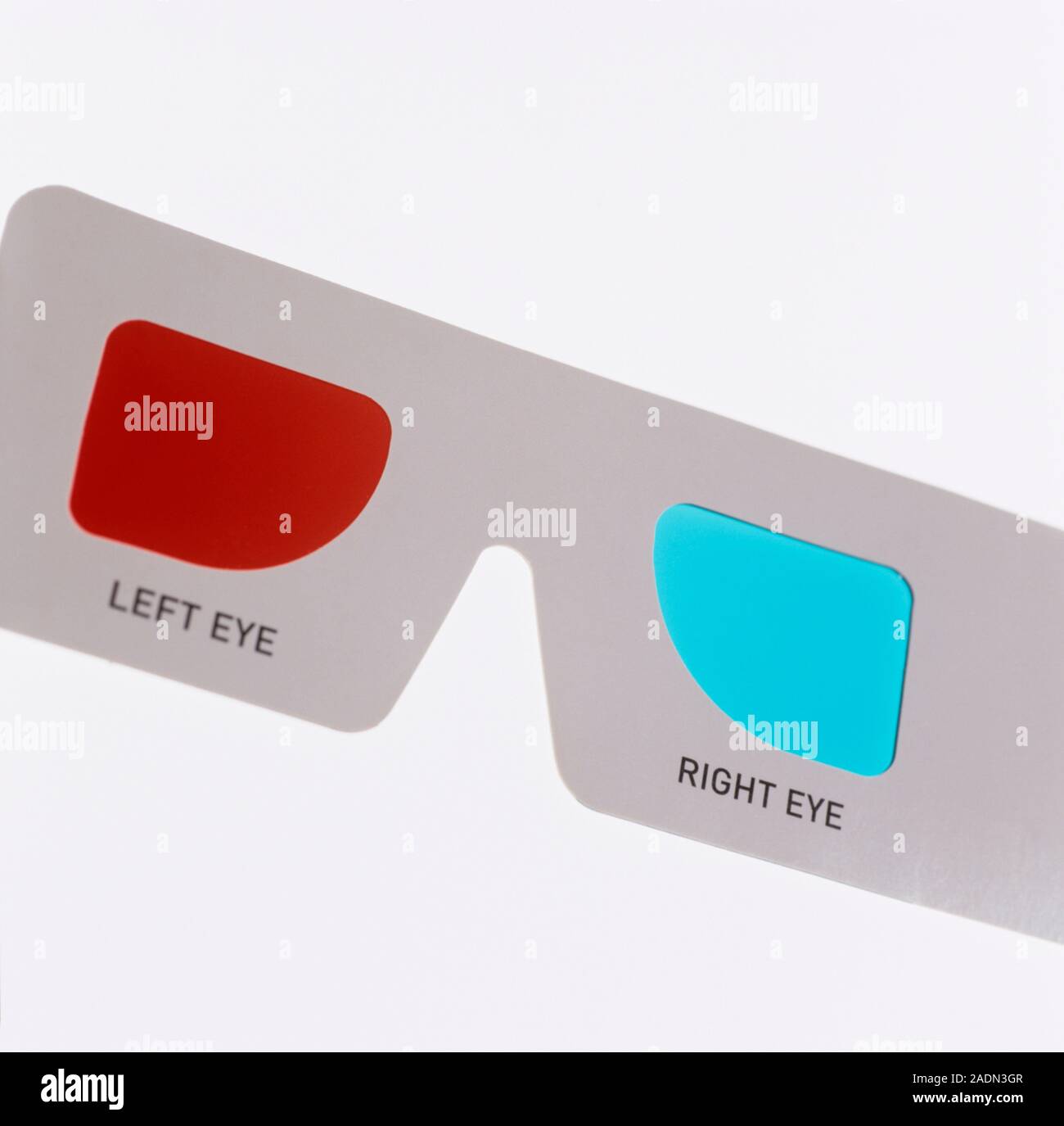 Gafas 3D. Gafas rojo/azul utilizada para producir 3D o la visión  estereoscópica. Las gafas funcionan mediante los filtros rojos y azules  para proporcionar a cada ojo con un Fotografía de stock -