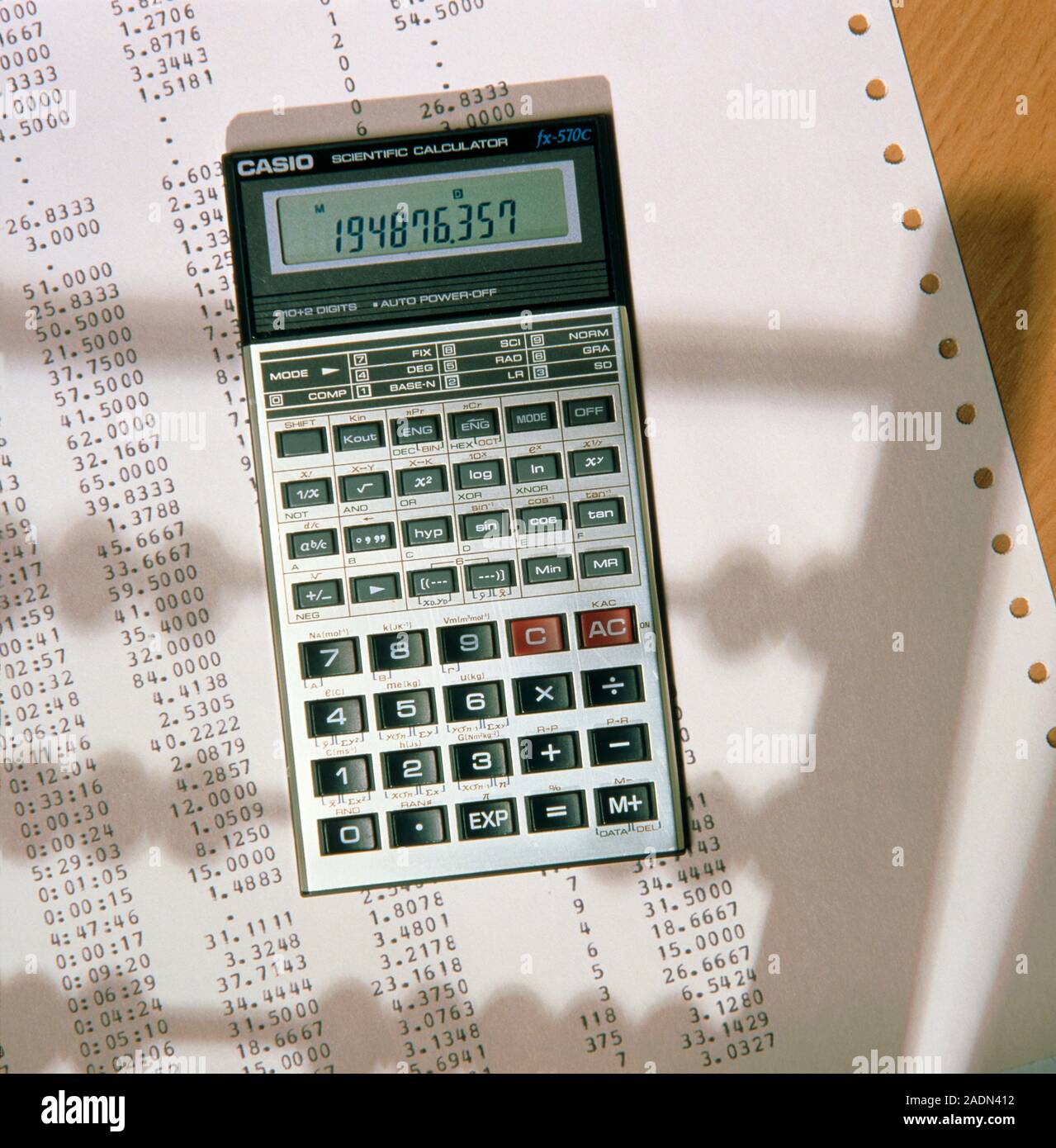 Una moderna calculadora de bolsillo y una hoja de papel para computadoras  ensombrecida por un ábaco chino. El ábaco representa uno de los primeros  approa tecnológico Fotografía de stock - Alamy