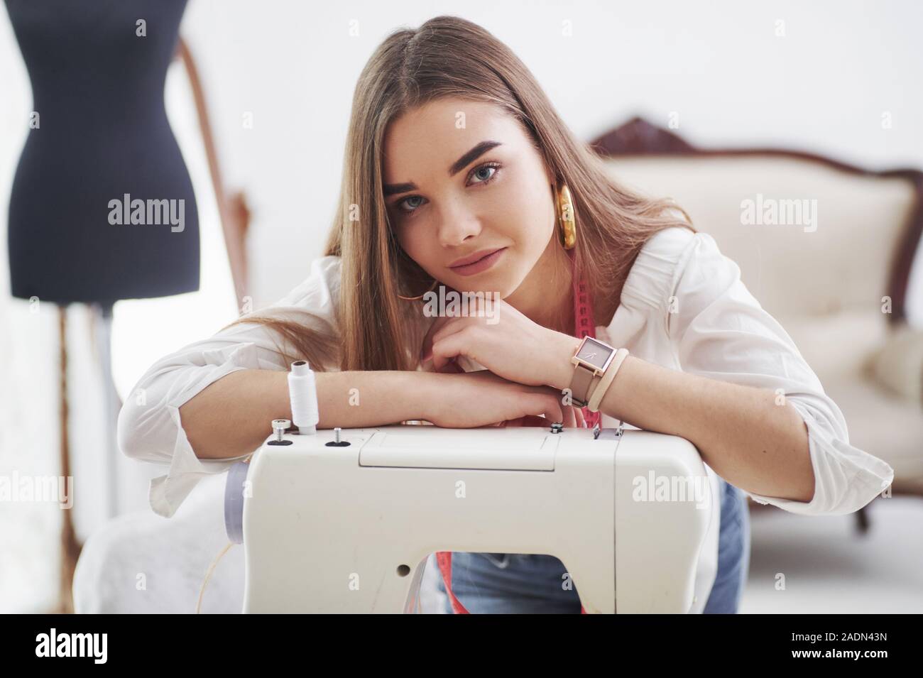 Retrato de hermosa rubia costurera en costura shop posando para la cámara Foto de stock