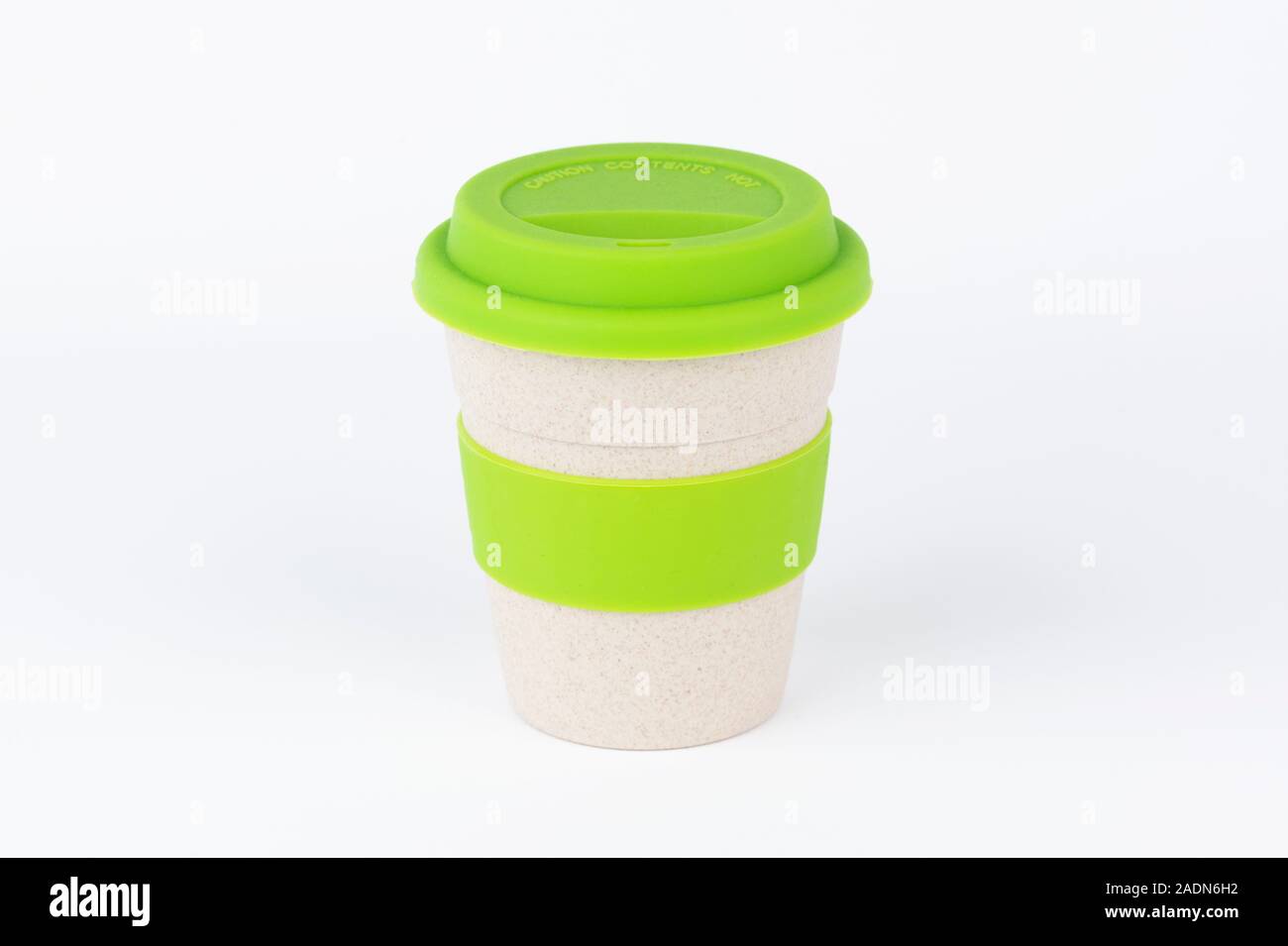 Una taza de café reutilizable disparó sobre un fondo blanco. Foto de stock