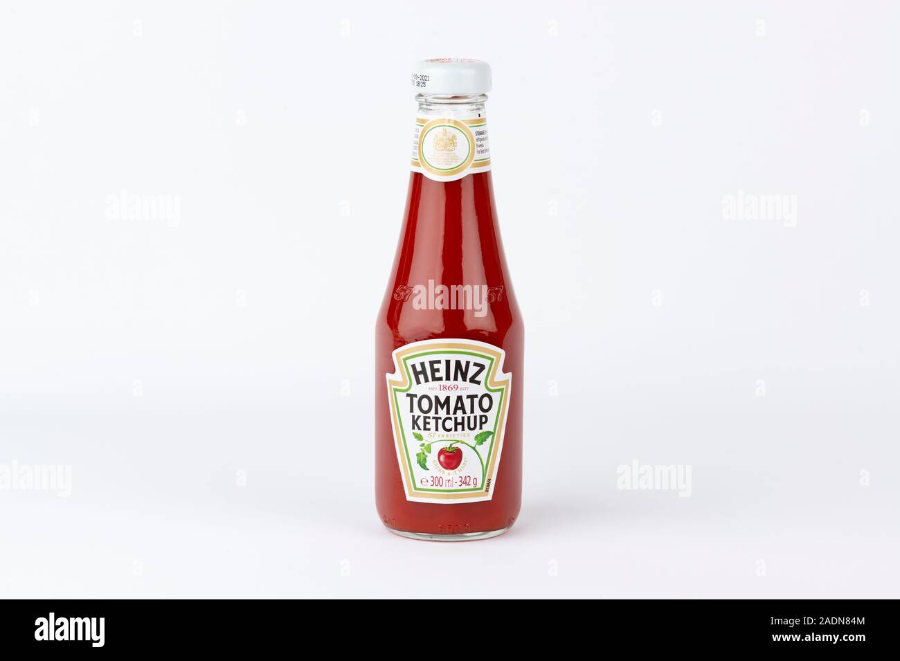 Una botella de Ketchup Heinz disparó sobre un fondo blanco. Foto de stock