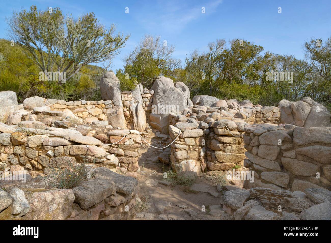 Sitio arqueológico de Lu Brandali nuraghe, los restos de una ronda de piedra seca torre megalítica, Santa Teresa di Gallura, Capo Testa, Cerdeña, Italia. Foto de stock