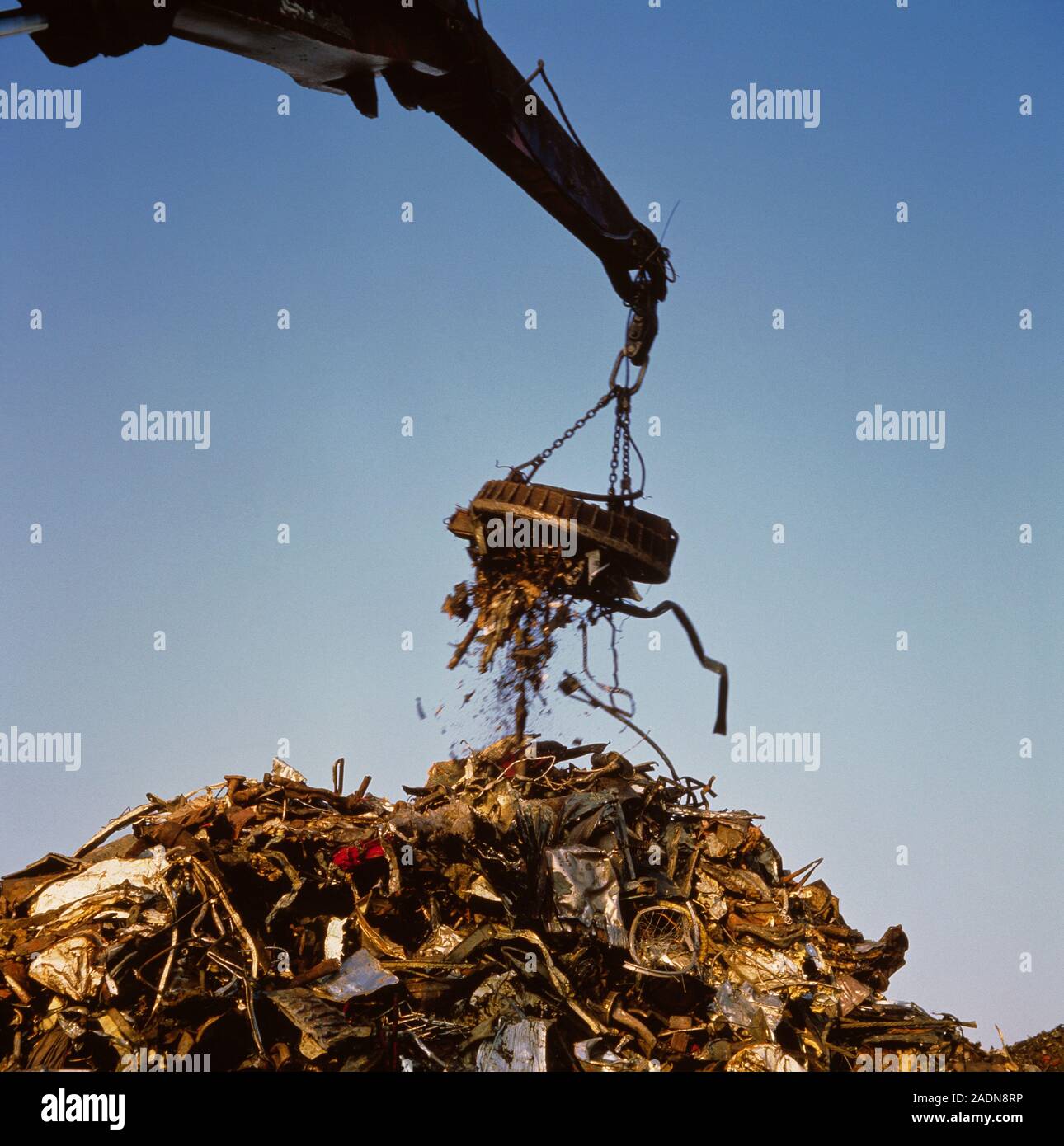 Chatarra en Londres, Reino Unido, mostrando un gran electroimán disklike  suspendida en cadenas y manipulados por una grúa. El imán se utiliza para  separar y elevación h Fotografía de stock - Alamy