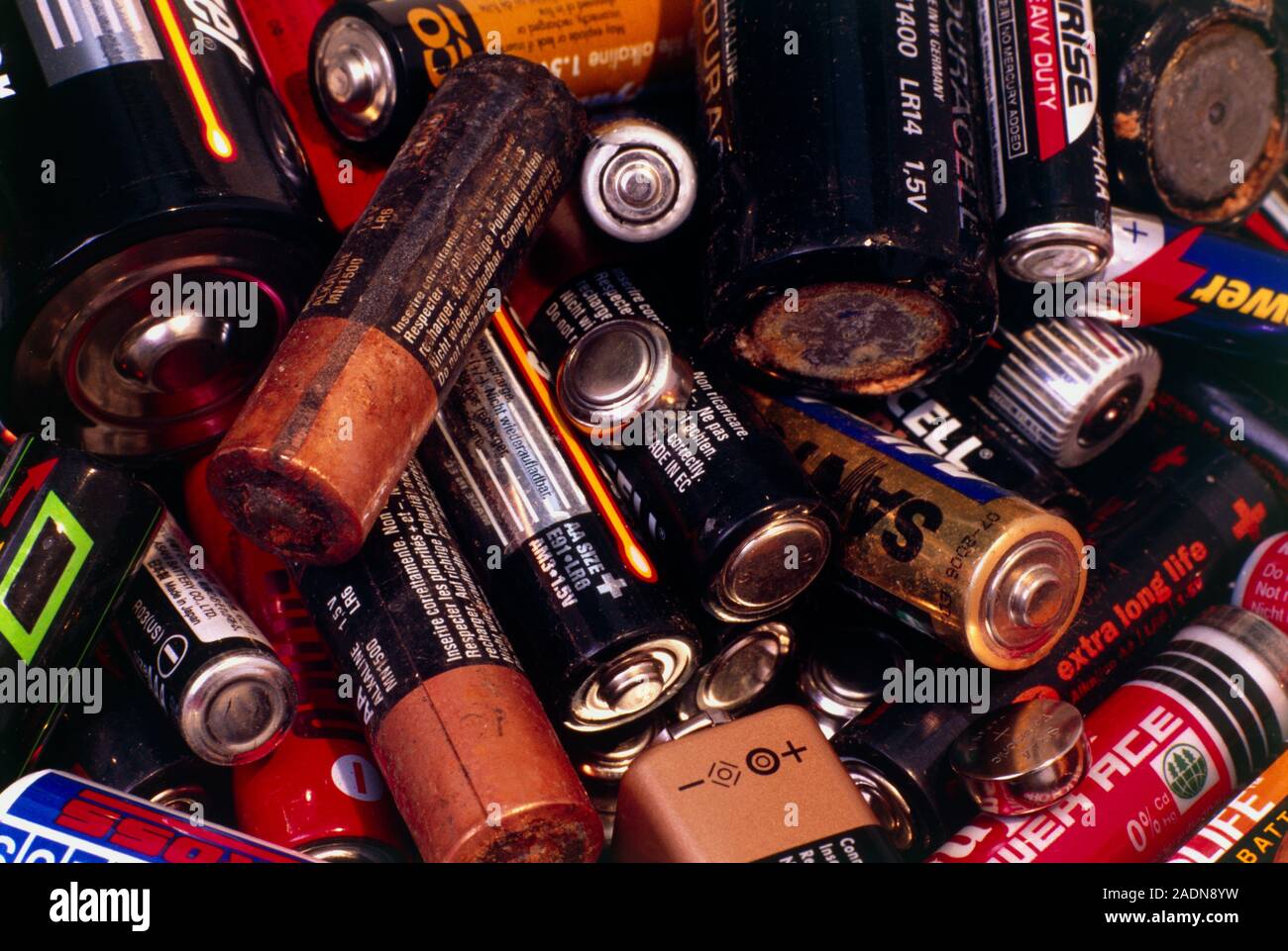 Reciclaje de la batería. Montón de baterías listo para ser reciclado. Las  pilas contienen metales tóxicos y pueden causar contaminación si se  descartan en el medio ambiente Fotografía de stock - Alamy