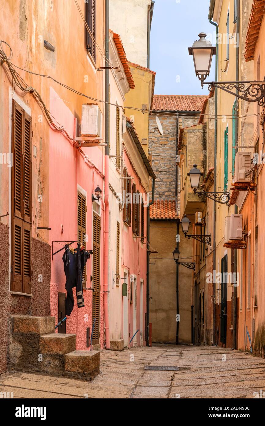Callejón con colorida arquitectura mediterránea en La Maddalena, municipio de la isla de La Maddalena, Cerdeña Olbia-Tempio, Italia. Foto de stock