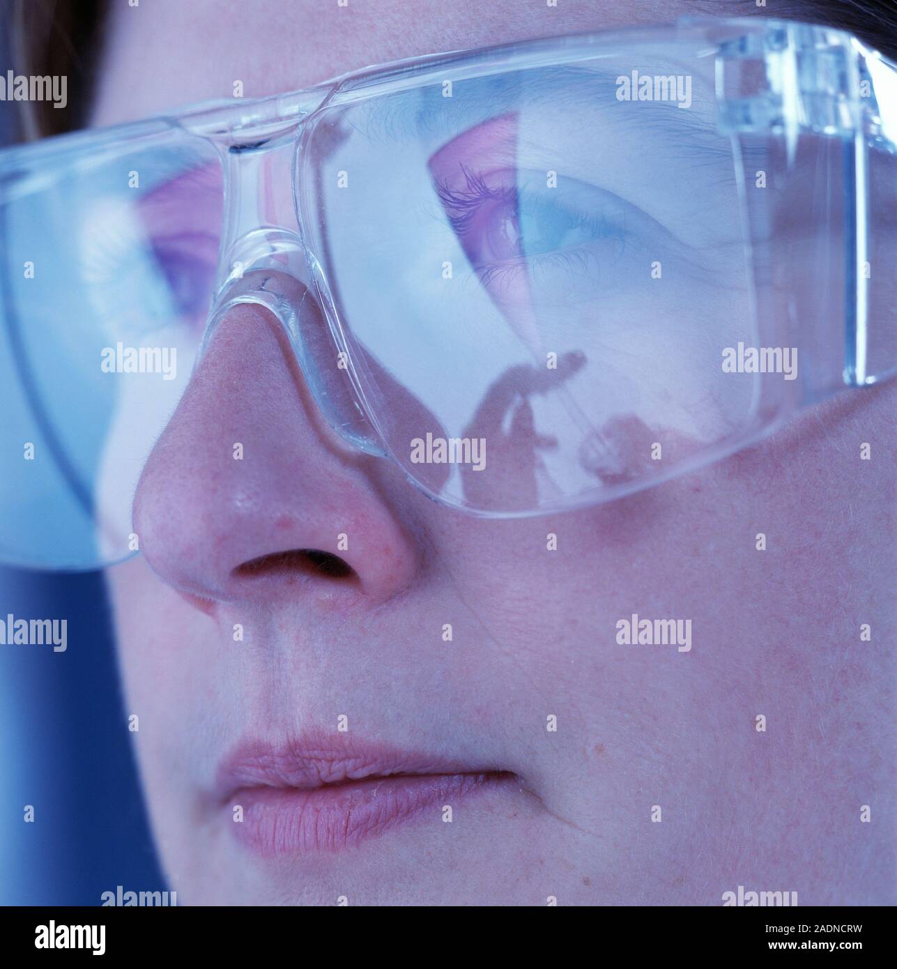 Farmacia llevar gafas de seguridad para proteger sus ojos de la salpicadura  de productos químicos Fotografía de stock - Alamy