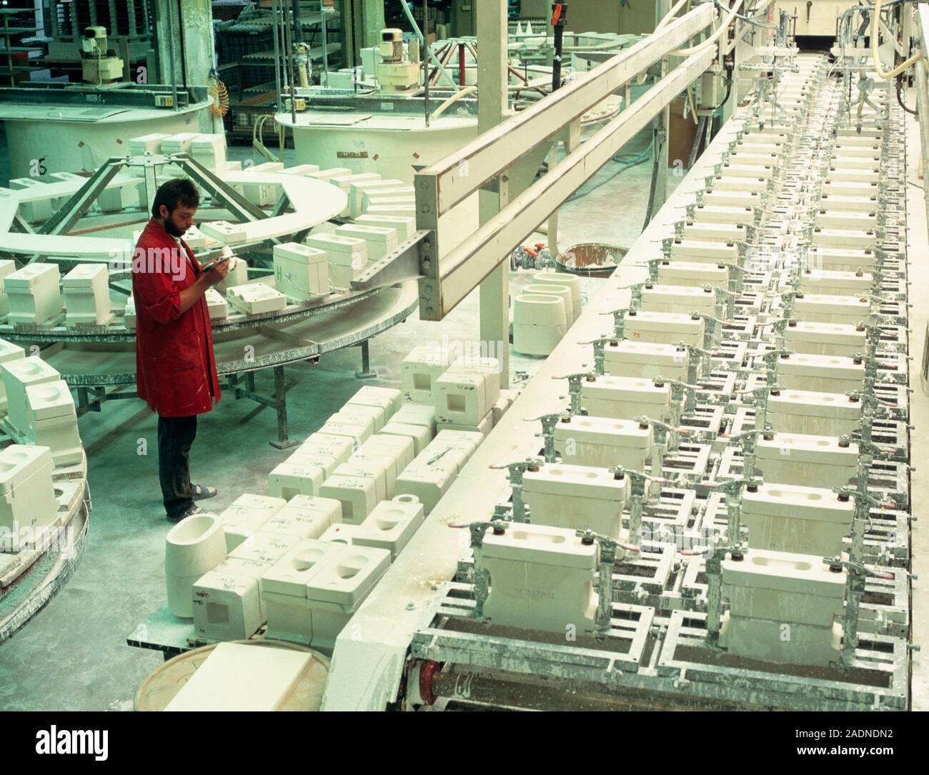 La producción de cerámica. El técnico observa la producción de