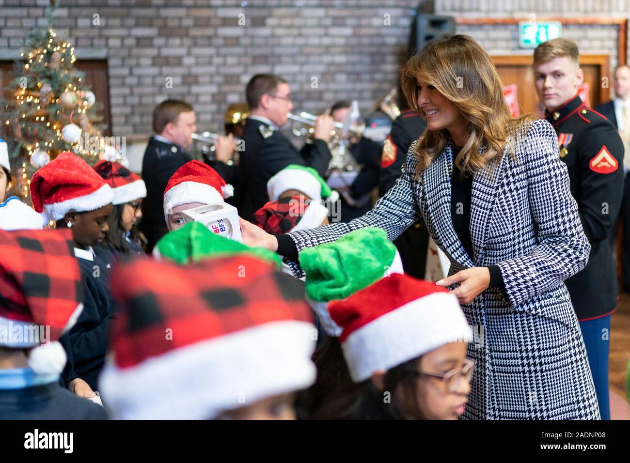 Londres, Reino Unido. 04 diciembre, 2019. La Primera Dama de Estados  Unidos, Melania Trump manos ser mejores adornos de Navidad para estudiantes  de escuela primaria Baden Powell durante una visita a El