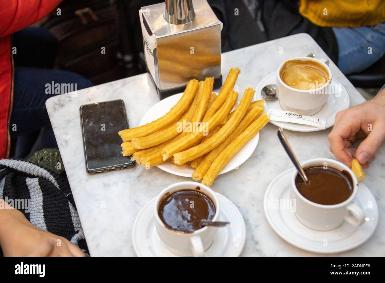 Mi cafetería. Churros-y-chocolate-chocolateria-san-gines-madrid-espana-2adnpe8