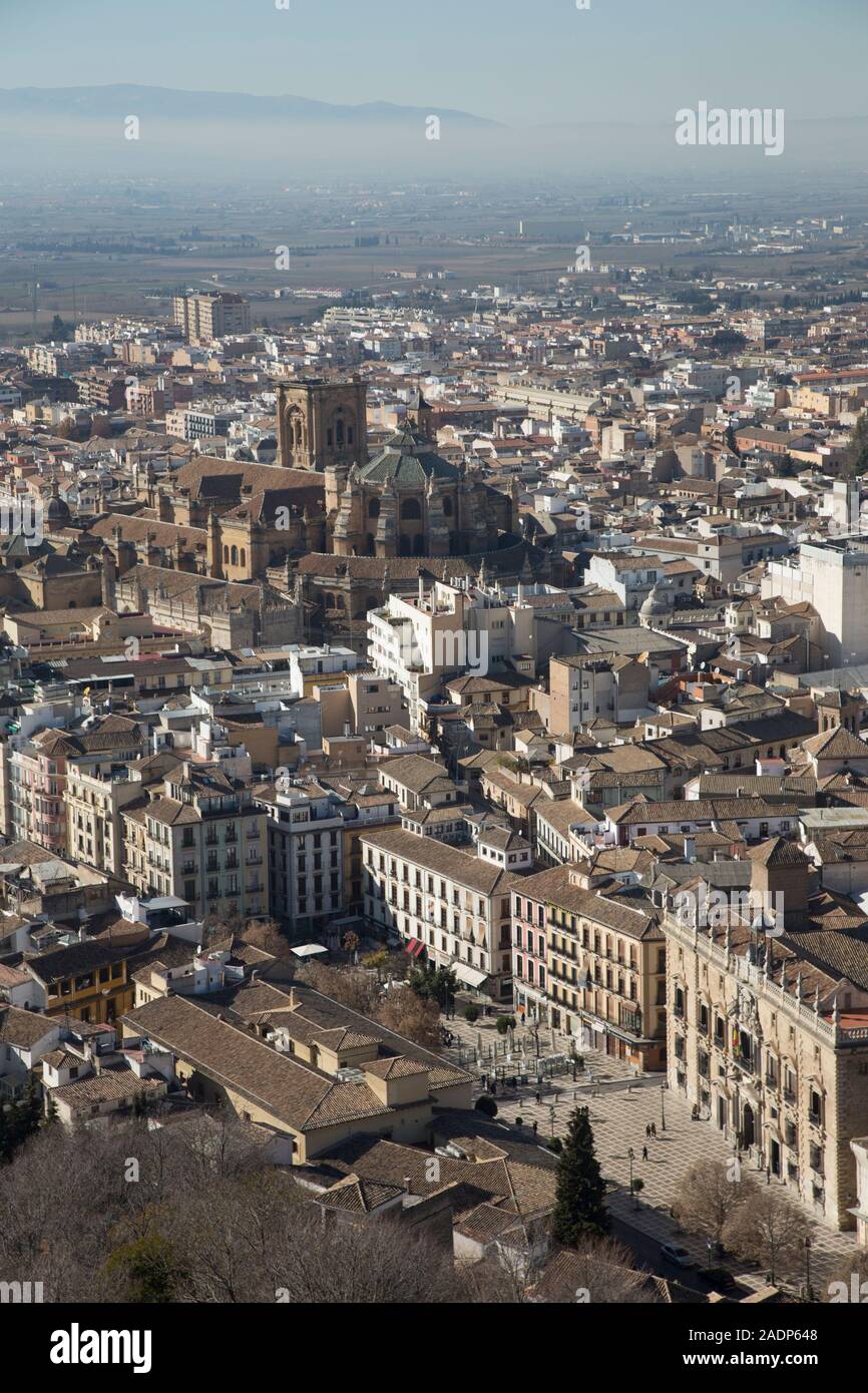 La Plaza Nueva en el primer plano, la catedral en la media distancia, y más allá de la llanura. Granada, Andalucía, España. Visto desde la Torre de arriba Foto de stock