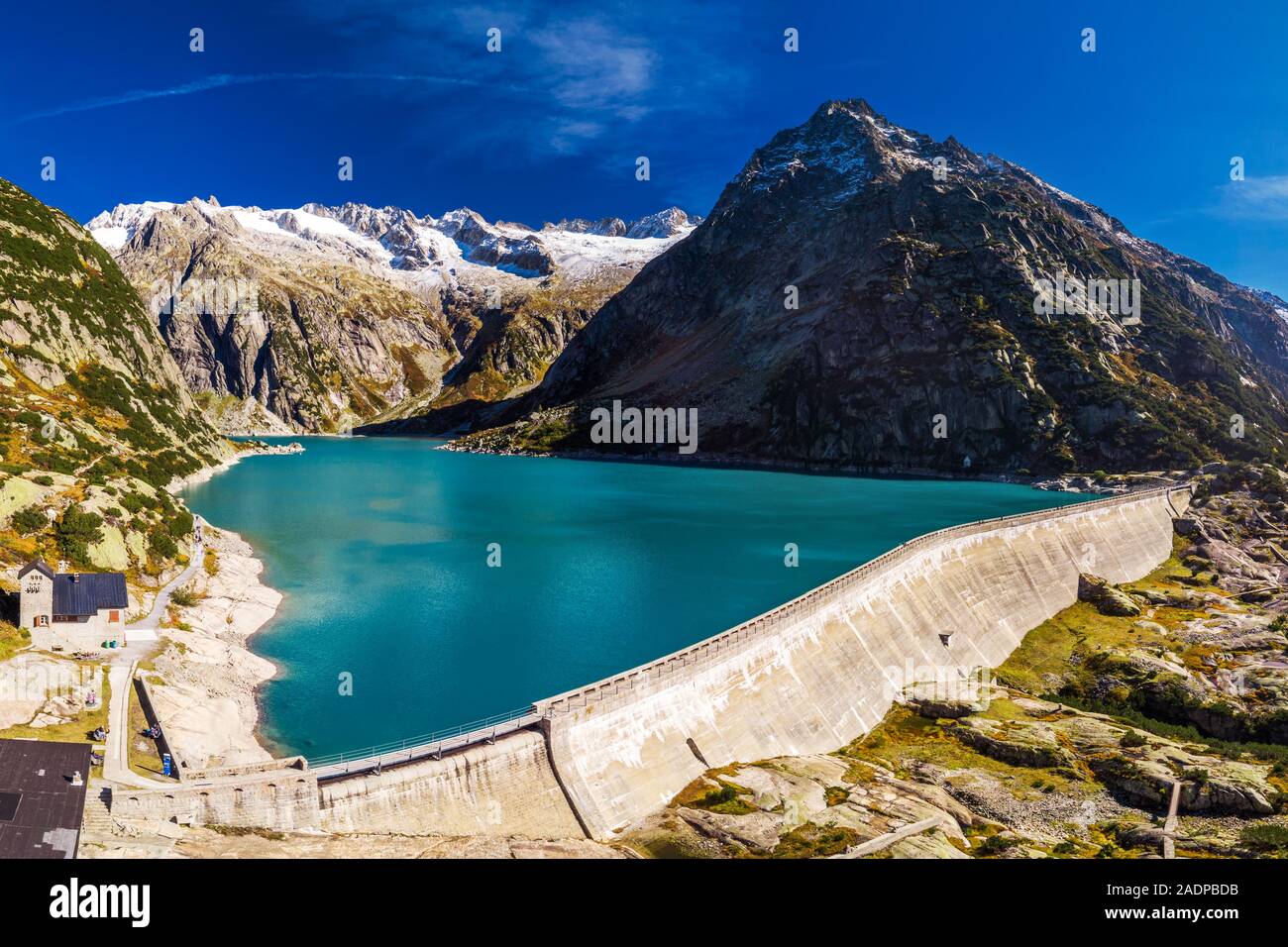 Vista aérea del lago Gelmer cerca del Grimselpass en Alpes Suizos, Suiza Gelmersee Foto de stock
