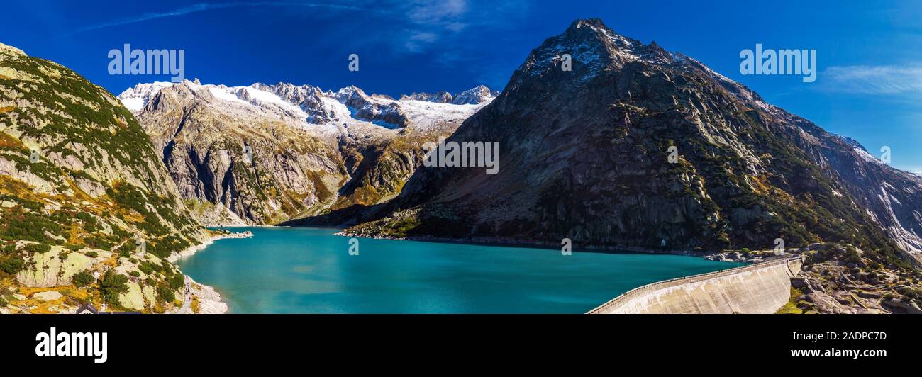 Vista aérea del lago Gelmer cerca del Grimselpass en Alpes Suizos, Suiza Gelmersee Foto de stock