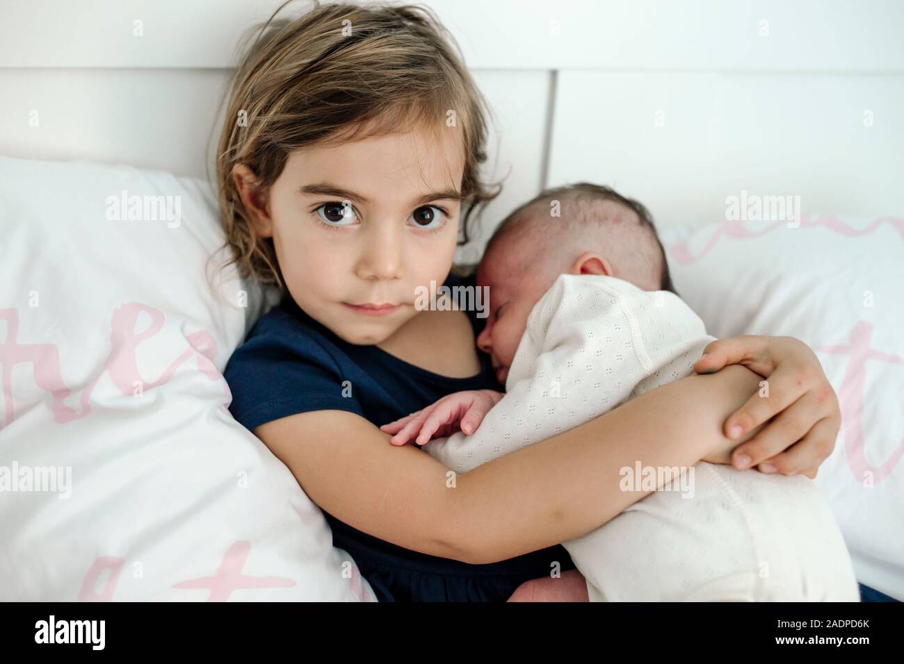 4 Anos Con Enormes Ojos Oscuros La Celebracion De Bebe Recien Nacido Fotografia De Stock Alamy