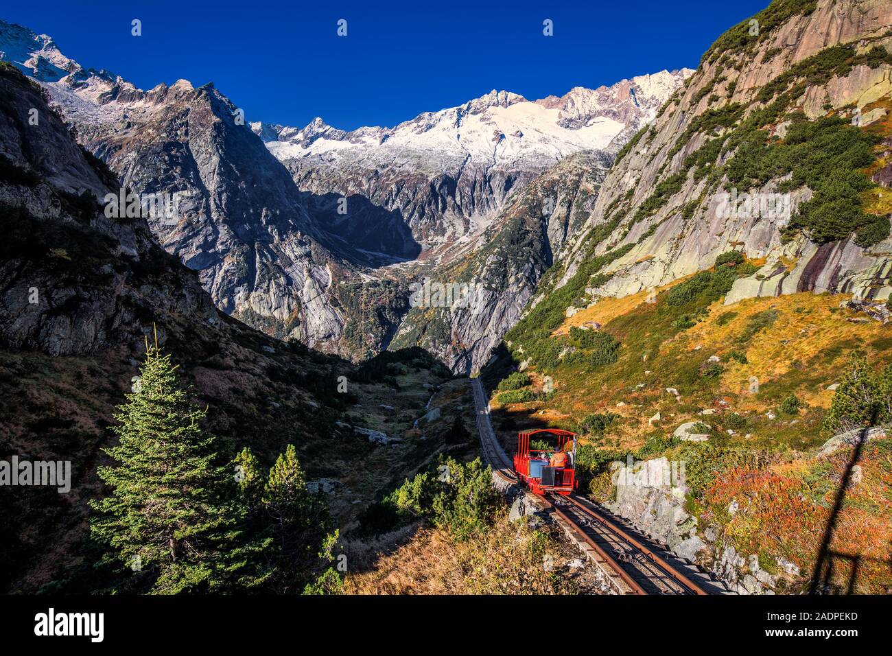 Gelmer funiculaa cerca del Grimselpass Gelmersee, en los Alpes Suizos, Suiza, Suiza. Foto de stock