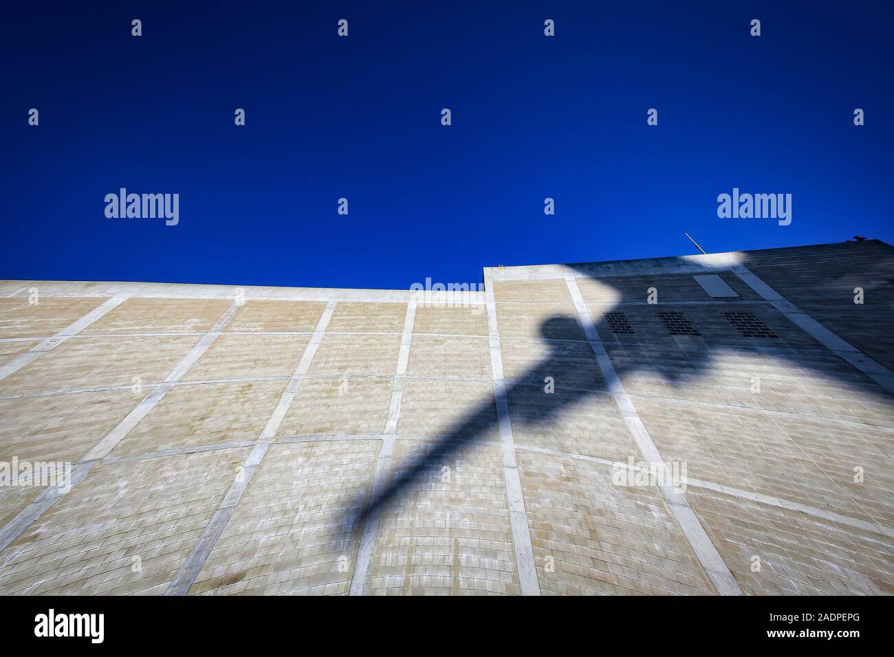 La sombra de un avión en la aproximación final al Aeropuerto Internacional de San Diego. Foto de stock