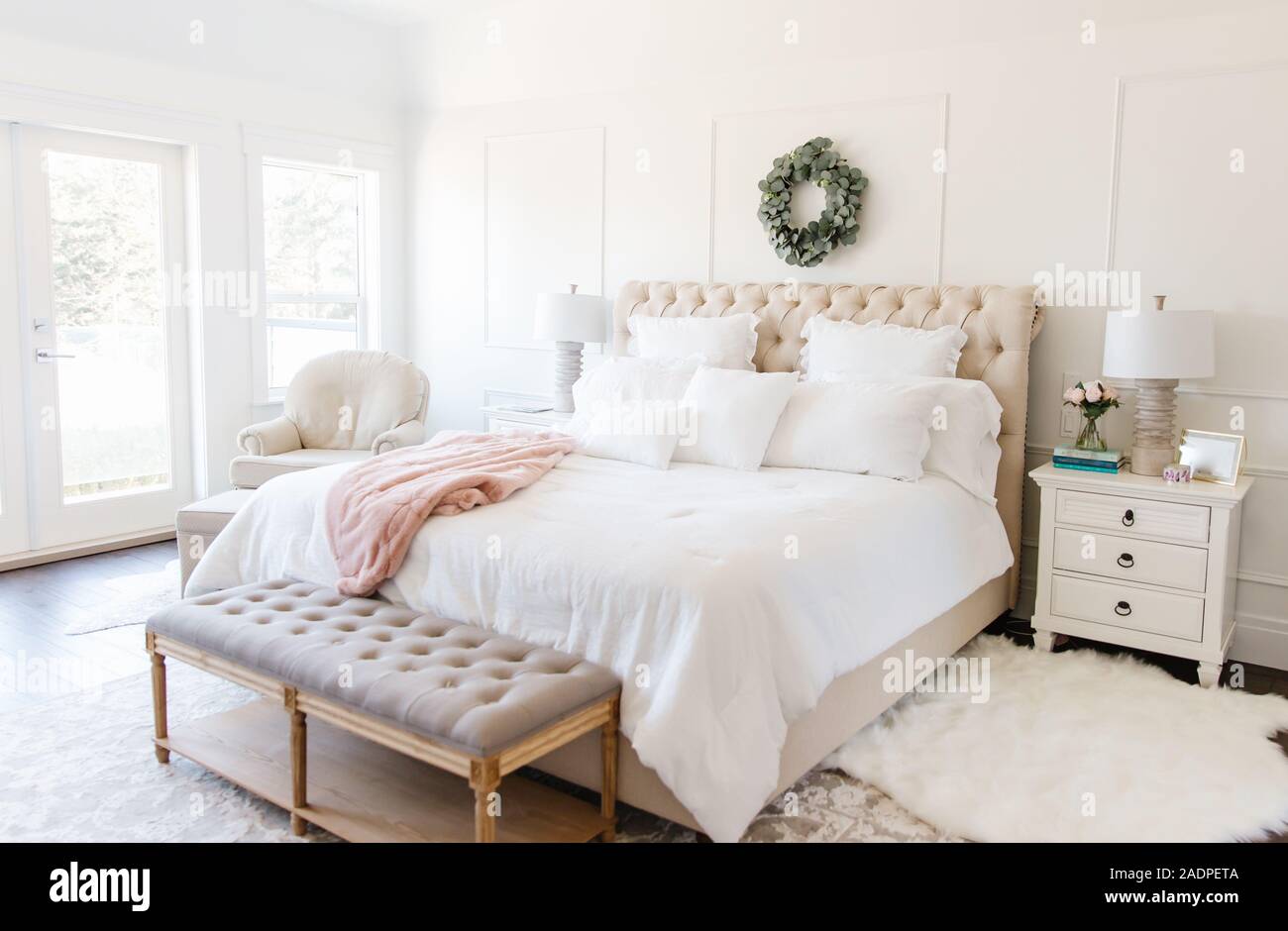 Dormitorio cama blanca tufted Fotografía de stock - Alamy