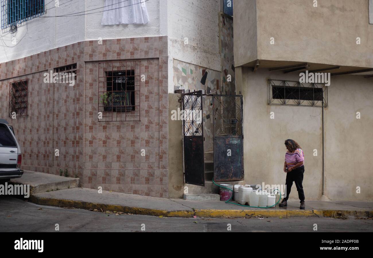 Caracas, Miranda, Venezuela. 29 Nov, 2019. Aura contaners llenado con agua,  con el agua de la casa de su hermana.Aura Graciela Sarmiento, de 56 años, y  su esposo José Alberto Abreu, de
