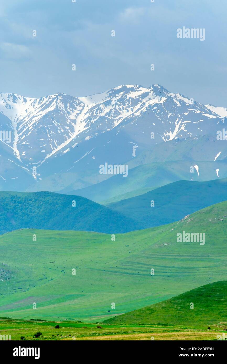 Vista hacia el monte Kaputzukh dentro del Estado en el Santuario de Zangezur Armenia Azerbaiyán-frontera, Syunik provincia armenia Foto de stock