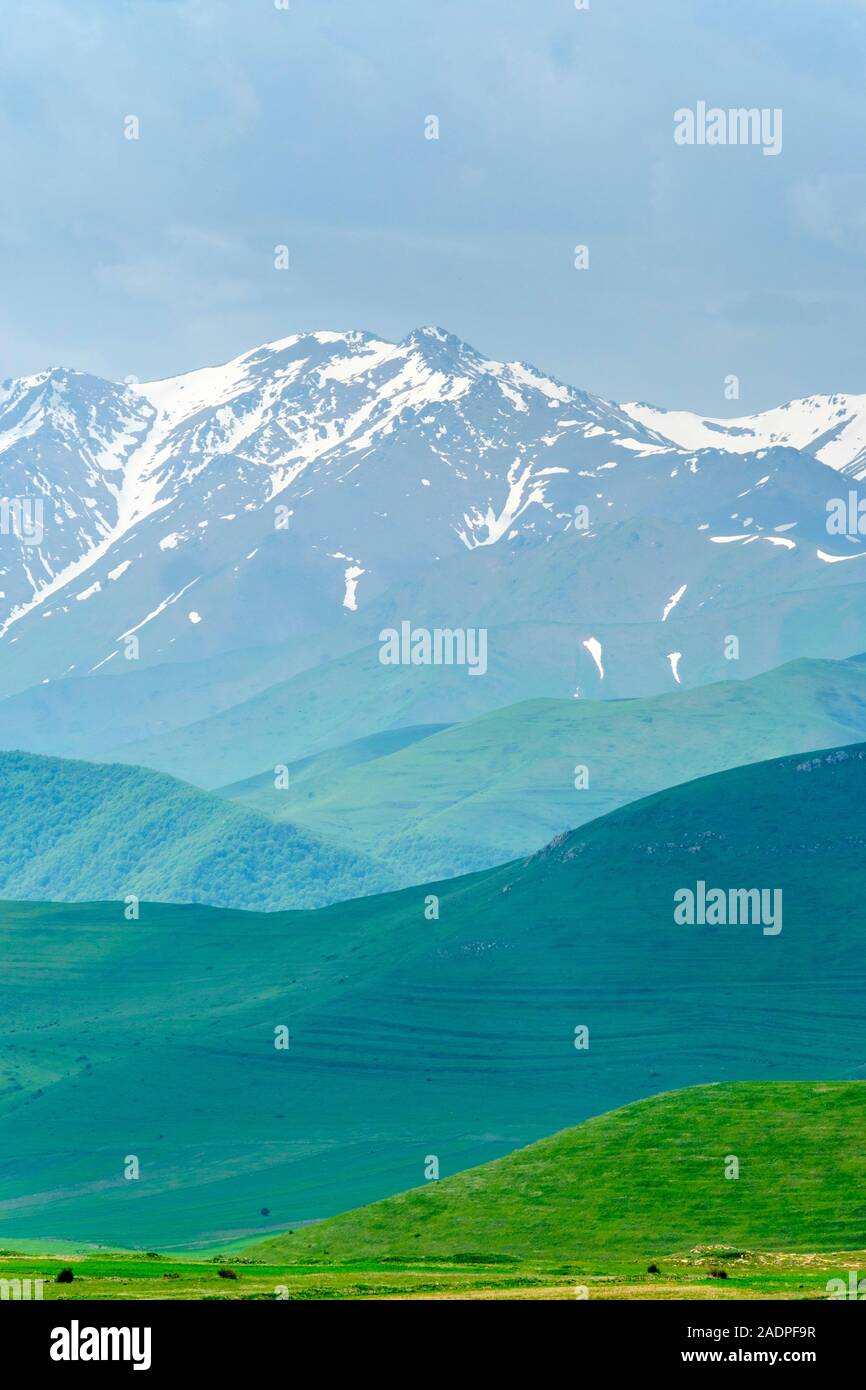 Vista hacia el monte Kaputzukh dentro del Estado en el Santuario de Zangezur Armenia Azerbaiyán-frontera, Syunik provincia armenia Foto de stock