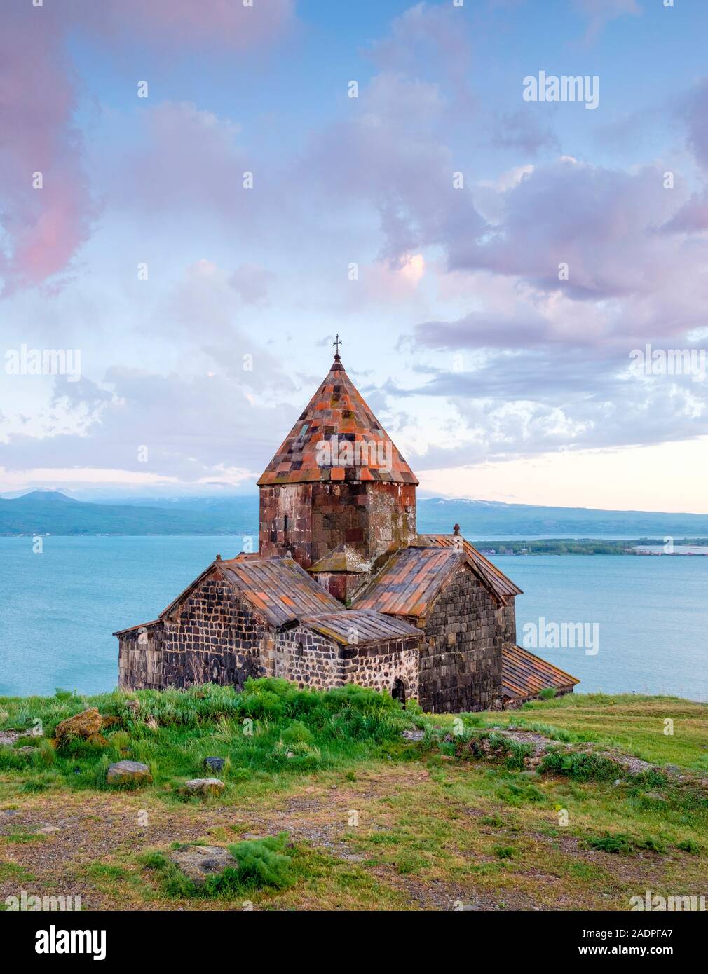 Iglesia Sevanavank en el Lago Sevan al atardecer, Sevan, provincia de Gegharkunik, Armenia Foto de stock