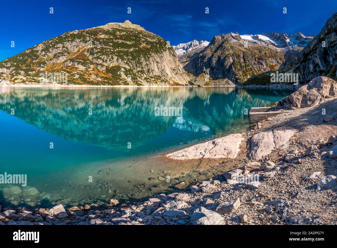 Cerca del lago Gelmer Grimselpass Gelmersee en Alpes Suizos, Suiza. Foto de stock