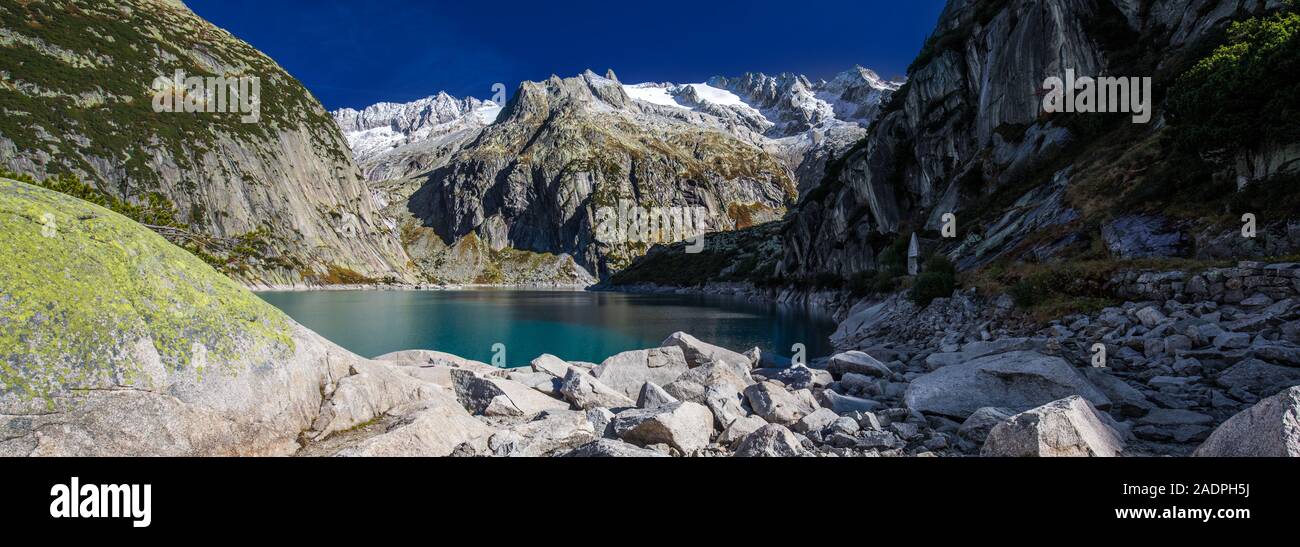 Cerca del lago Gelmer Grimselpass Gelmersee, en los Alpes Suizos, Suiza, en el Oberland bernés en Suiza. Foto de stock