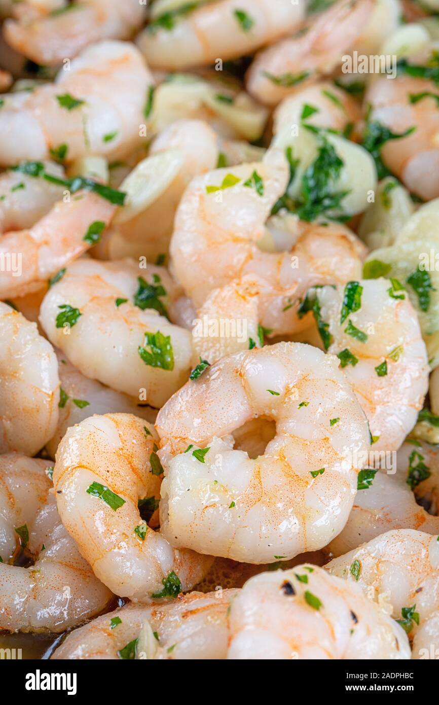 Cazuela de camarones. Guiso estofado de camarones comida. Un delicioso